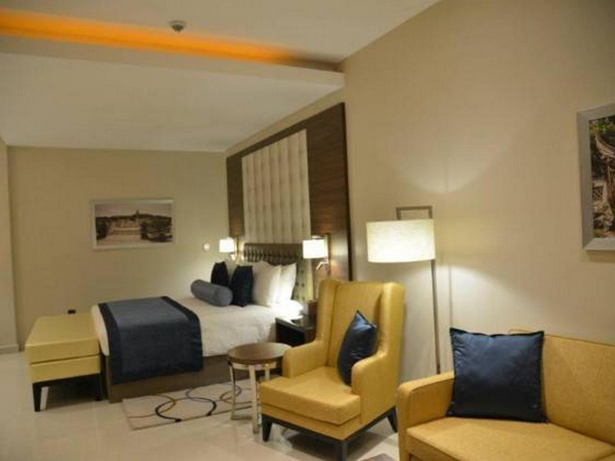 Room In Lodge - The Envoy Hotel And Suites アブジャ エクステリア 写真